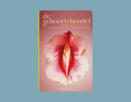 De cover van het boek de geboortebundel met daarop een roze bloem die zo openvalt dat het een vagina lijkt