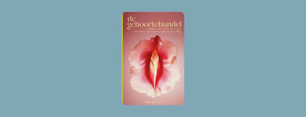 De cover van het boek de geboortebundel met daarop een roze bloem die zo openvalt dat het een vagina lijkt