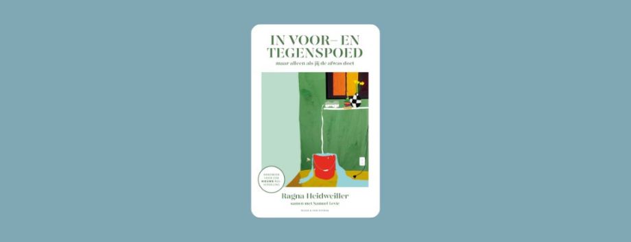 De boek cover van in voor en tegenspoed met daarop een papfles die is omgevallen en een emmer met water doet overlopen.