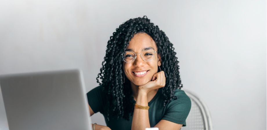 Vrouw aan laptop