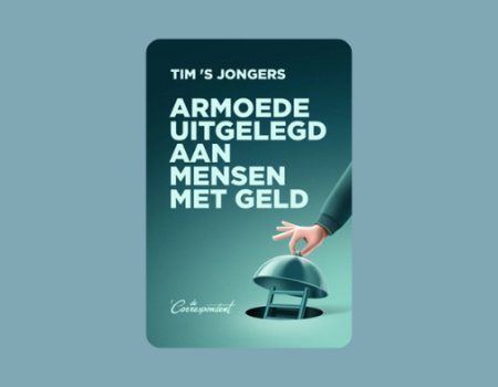 De boekcover van het boek: armoede uitgelegd aan mensen met geld. Dit is een donkere boekcover met iemand die het deksel opheft van een dienblad waaronder een donker hol met een trap naar beneden zit.