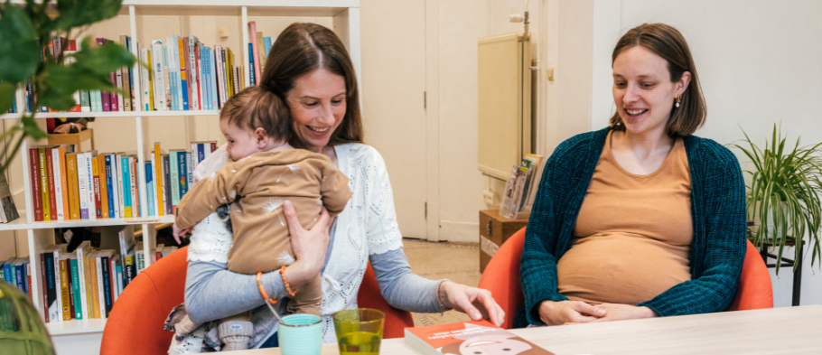 Moeder met baby en zwangere vrouw