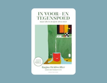 De boek cover van in voor en tegenspoed met daarop een papfles die is omgevallen en een emmer met water doet overlopen.